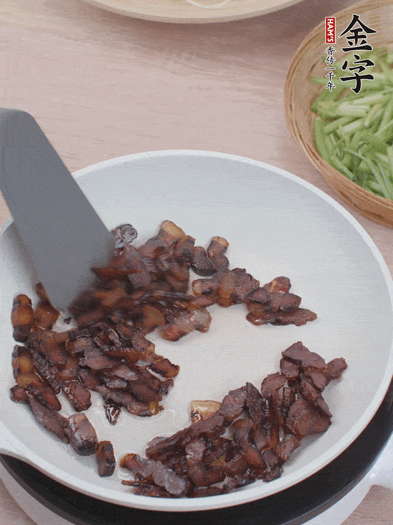 起鍋熱油，煸香醬油肉。