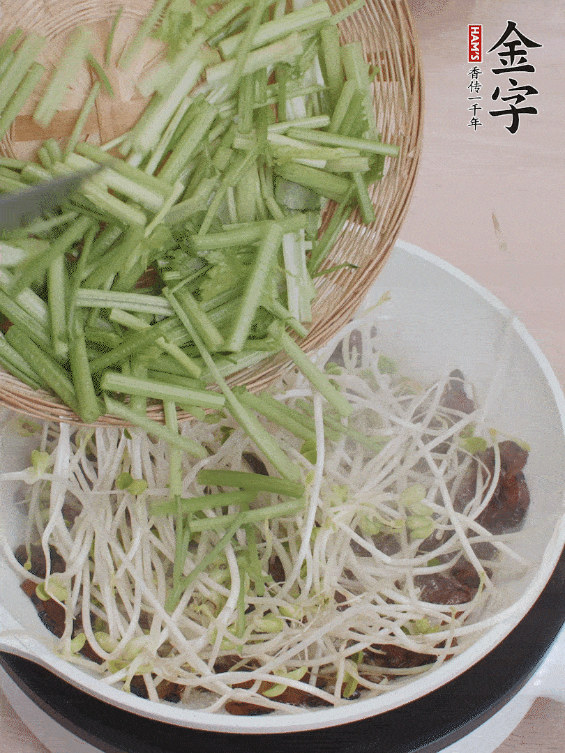 下豆芽、香芹翻炒均勻。