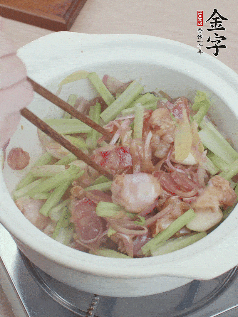 下牛蛙、芹菜、香腸翻炒。
