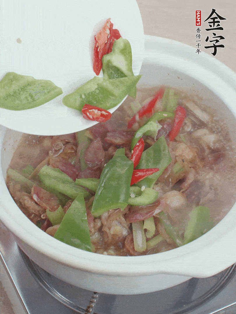 下綠菜椒，翻炒1分鐘。
