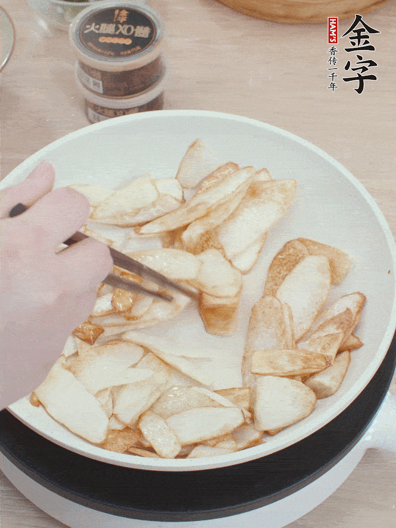 鍋中熱油，山藥煎至兩面金黃。