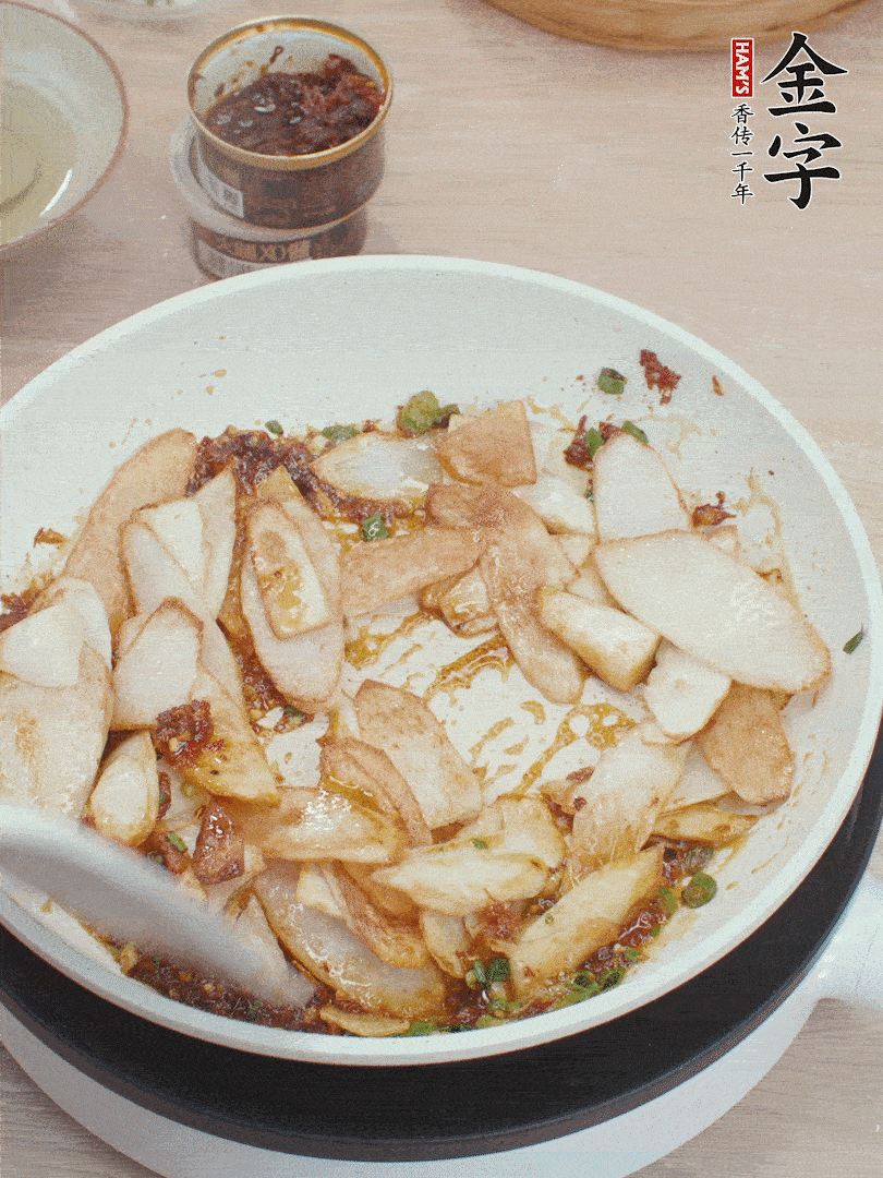 下山藥炒勻，撒蔥花。