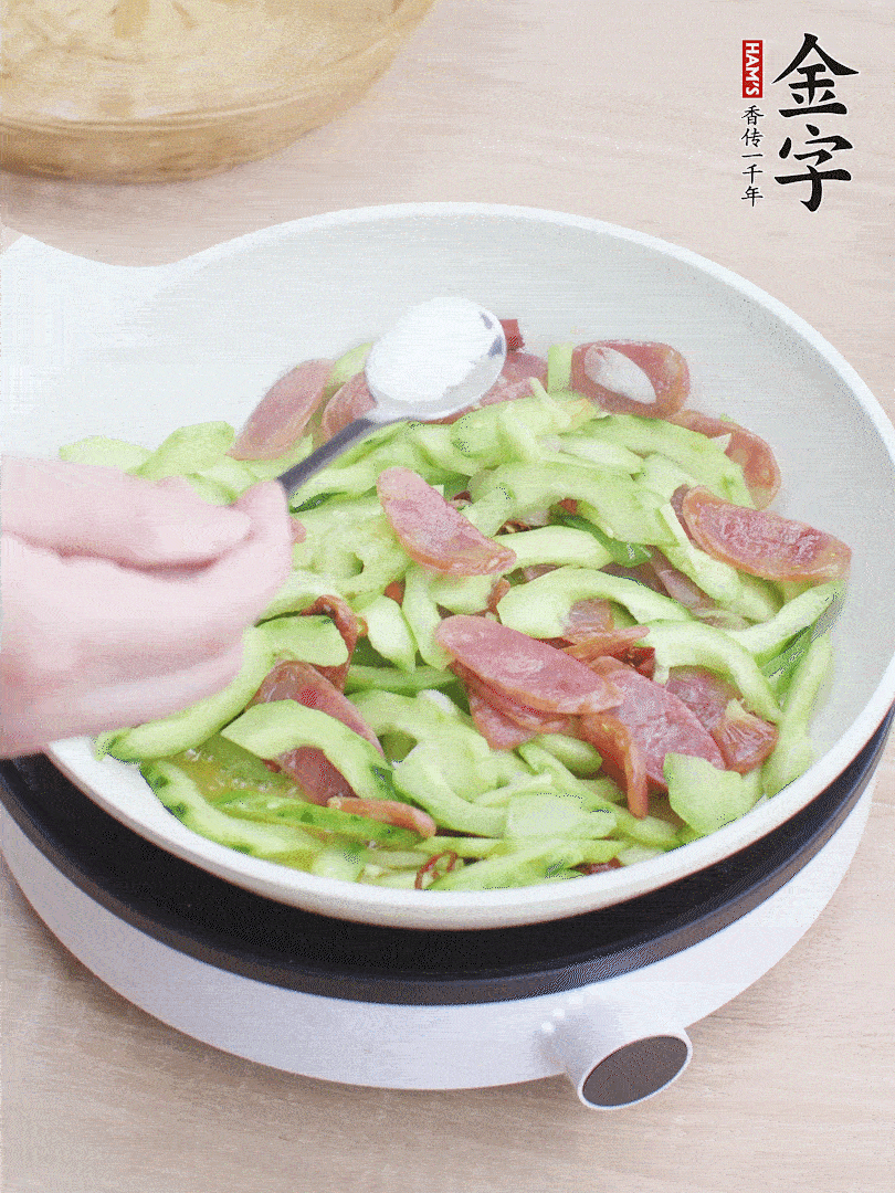 淋點(diǎn)開水，半勺白糖、1勺生抽調(diào)味。