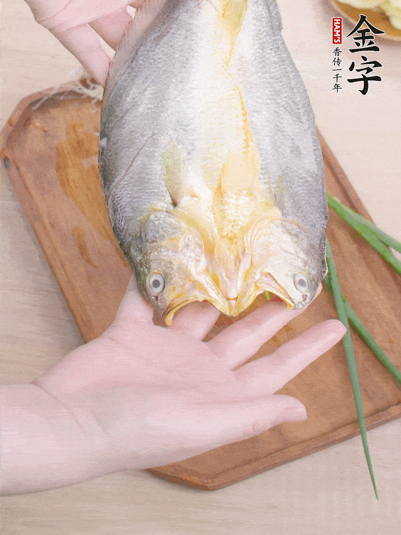 黃魚背部開刀，洗凈切花刀。適量鹽涂抹魚身兩面。