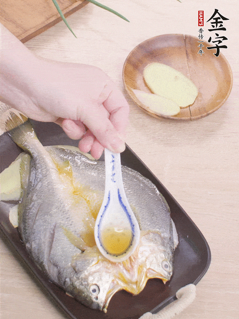 盤底鋪姜片，放黃魚，淋2勺料酒。
