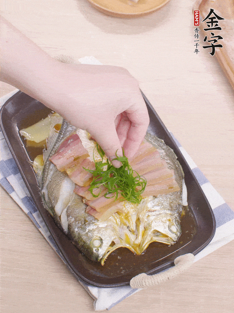 取出姜蔥，淋2勺蒸魚豉油，擺蔥絲。