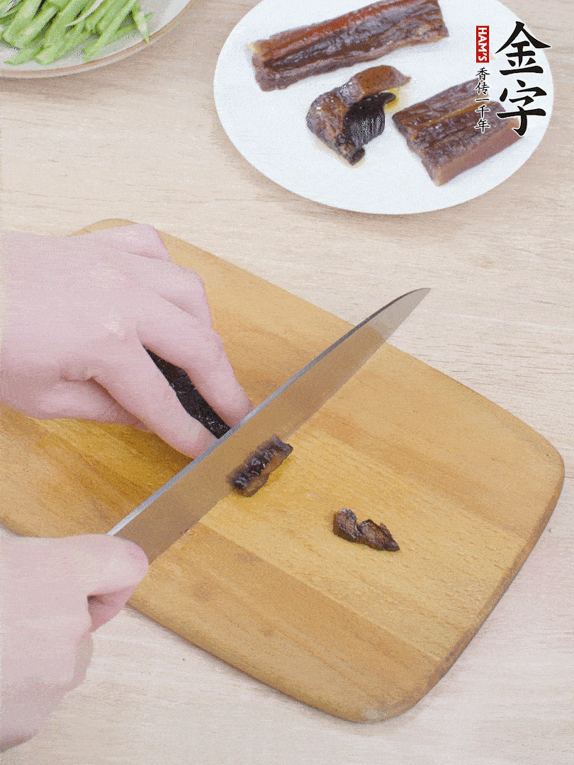 提前煮好的金字醬油肉切片。