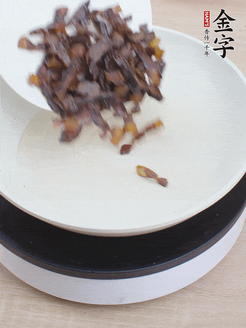 油熱倒醬油肉，編出香味。