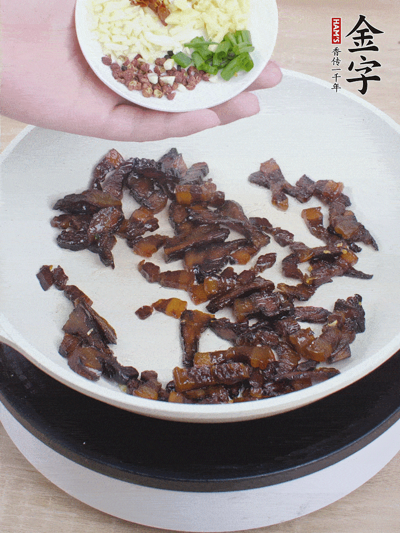 下蔥姜蒜、干辣椒、花椒粒炒香。