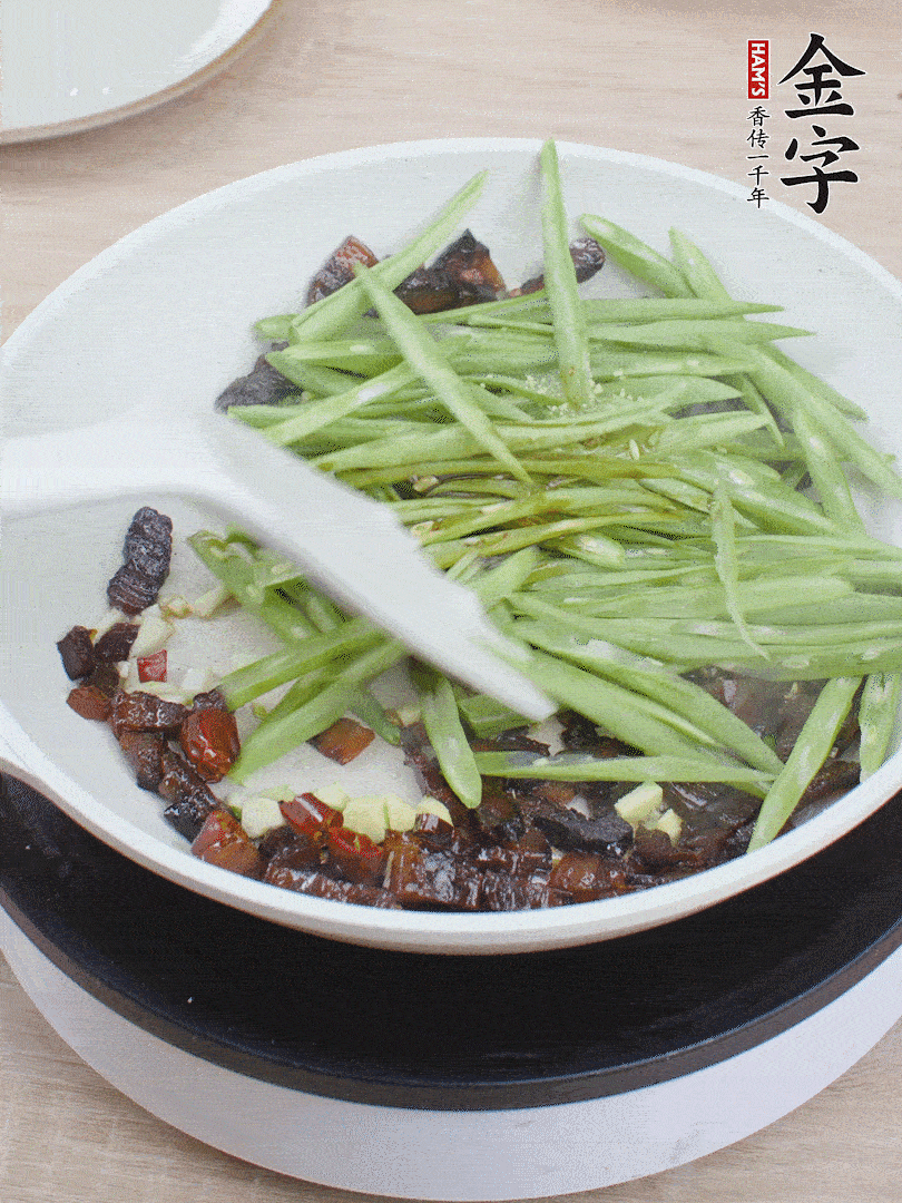 下豆角，生抽、雞精調(diào)味，炒到斷生。