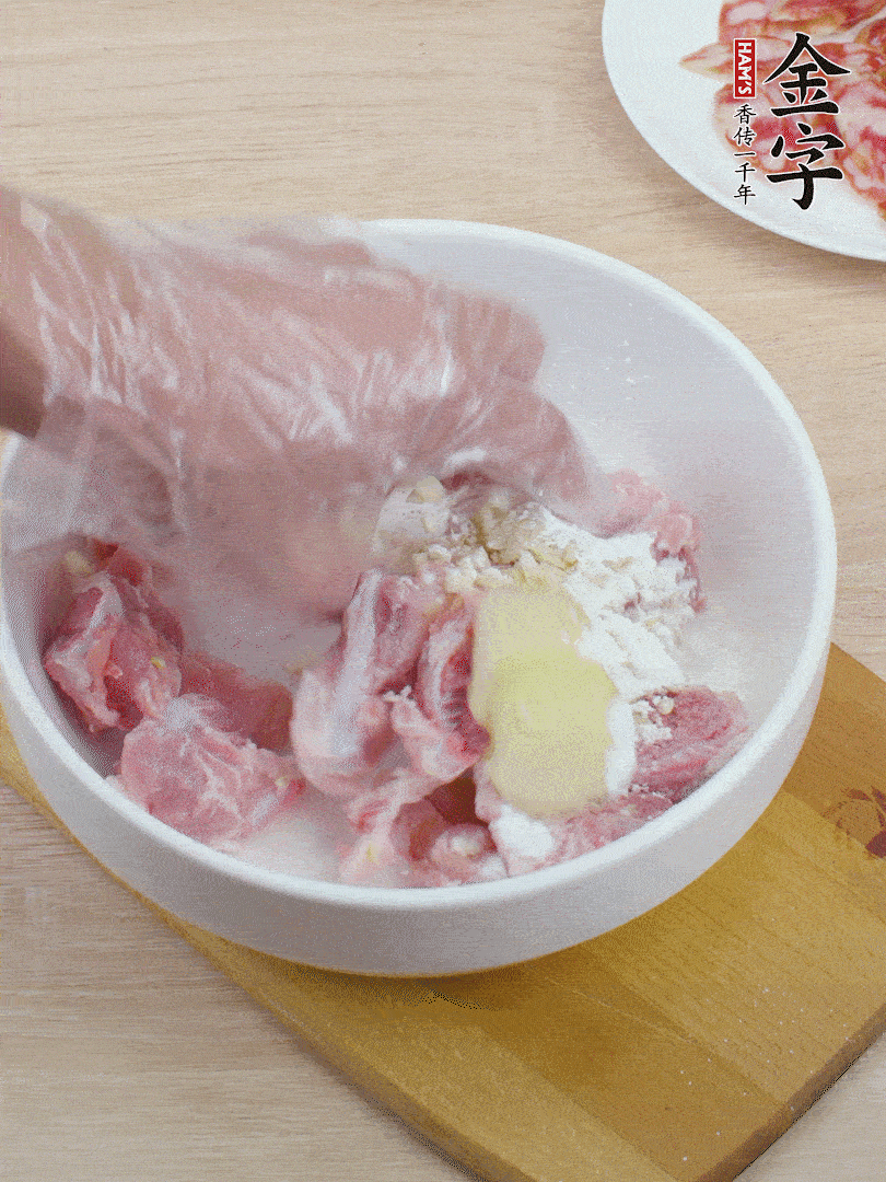洗凈的小排，加鹽、姜、蒜末、淀粉、胡椒粉抓勻，腌制15分鐘。