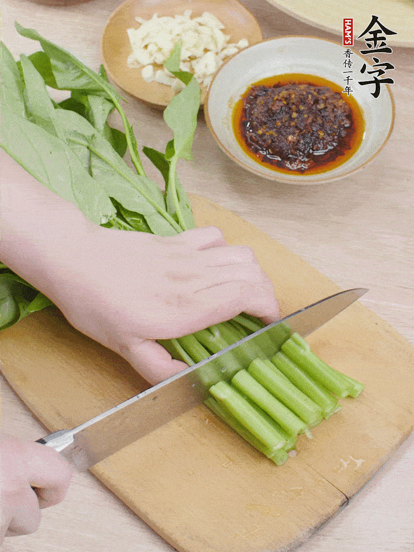 空心菜切段，大蒜拍碎切末。