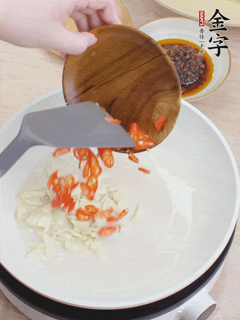 油熱煸香蒜末、辣椒。