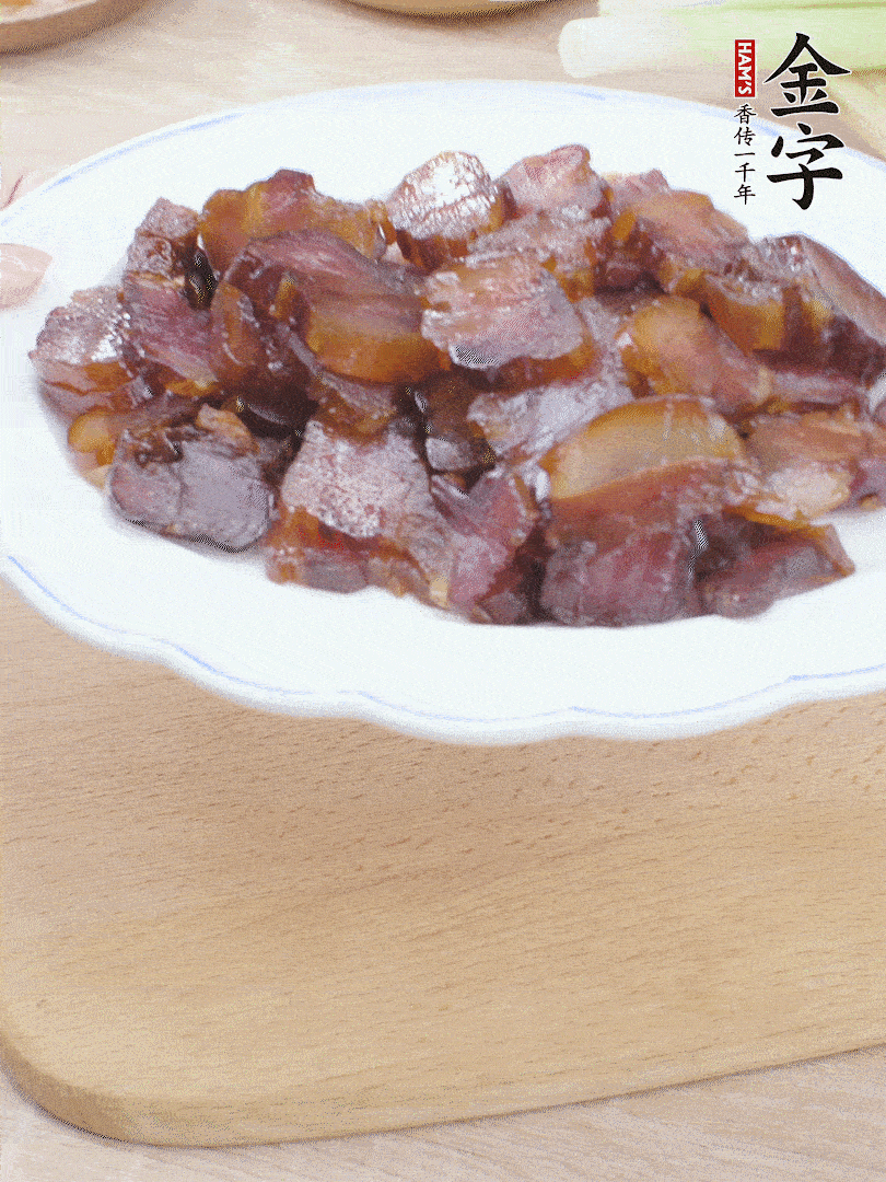金字醬油肉水煮15分鐘，切薄片。