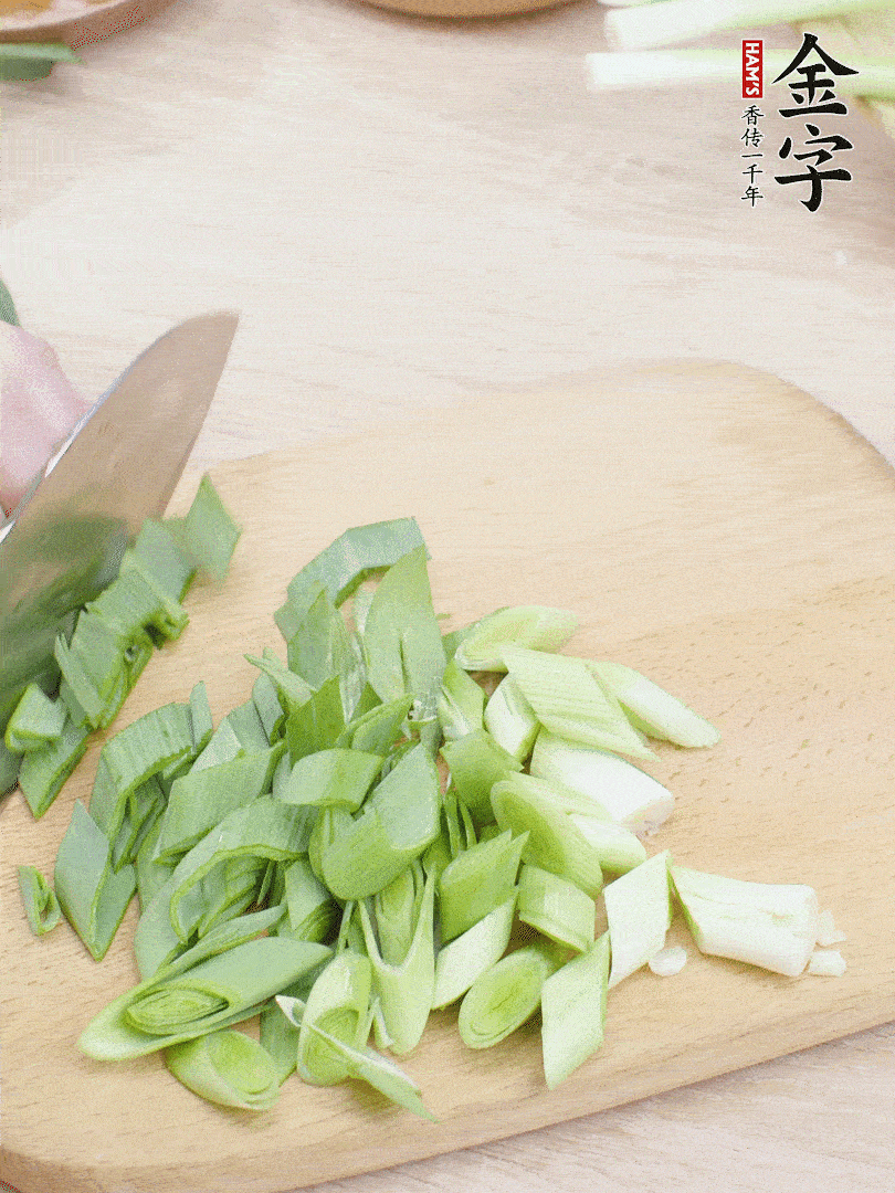 青蒜切段。（蒜白可以拍一下，再斜著切）
