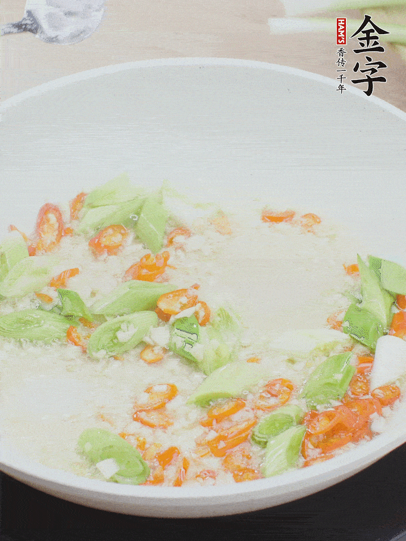 油5成熱時(shí)，下蒜末、辣椒、蒜白煸炒。