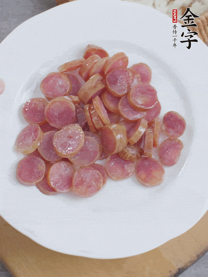 金字香腸煮10分鐘，切圓片。