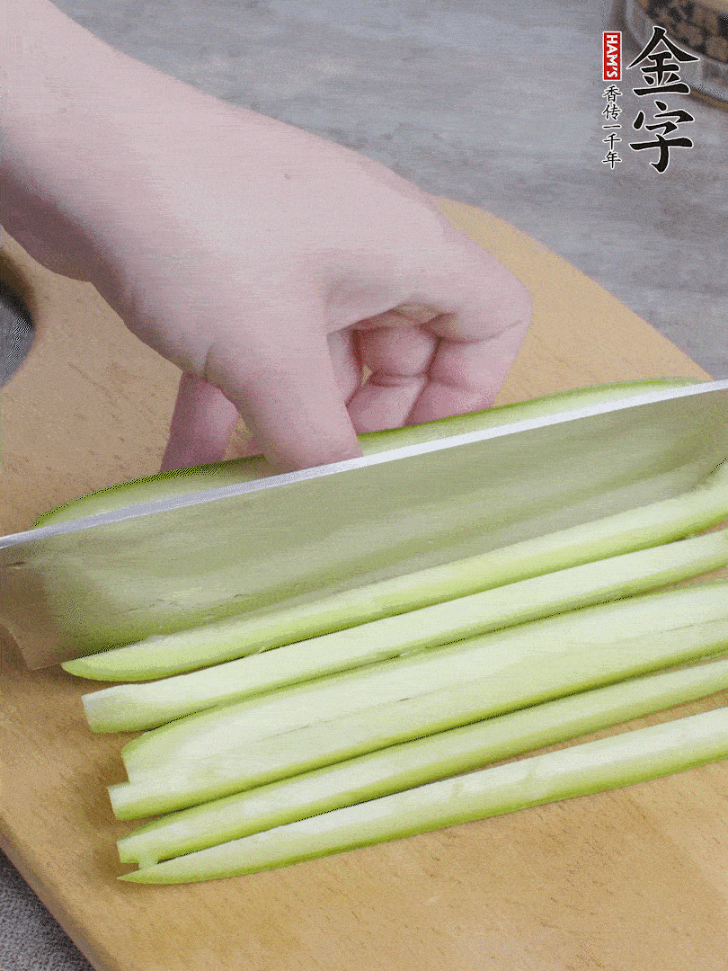 西葫蘆對半切，去瓤切條。