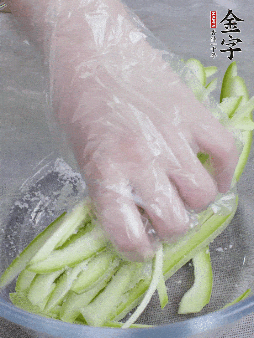 加鹽腌制15分鐘，清洗后擠干水份。