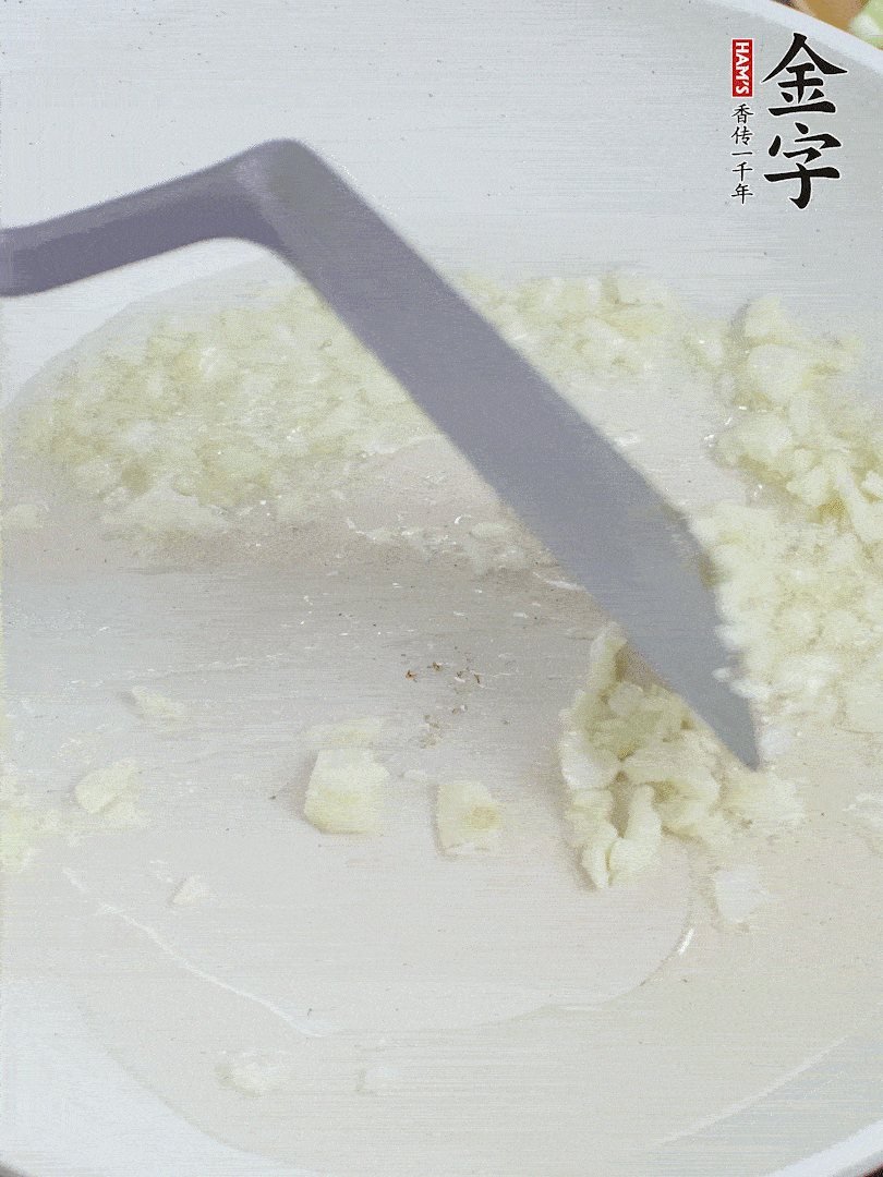 冷鍋熱油，下大蒜煎至兩面微黃。