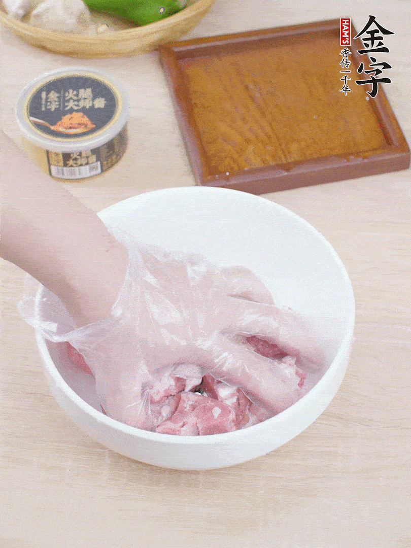 豬小排，加1勺料酒、1勺蠔油、1/3勺白胡椒粉、淀粉，抓拌均勻腌漬30分鐘。青椒去蒂去籽切塊。洋蔥去皮切塊。