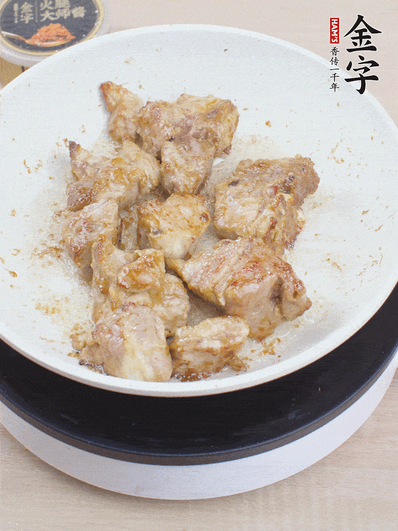油4成熱，下小排煎炒至邊緣微微發(fā)焦。