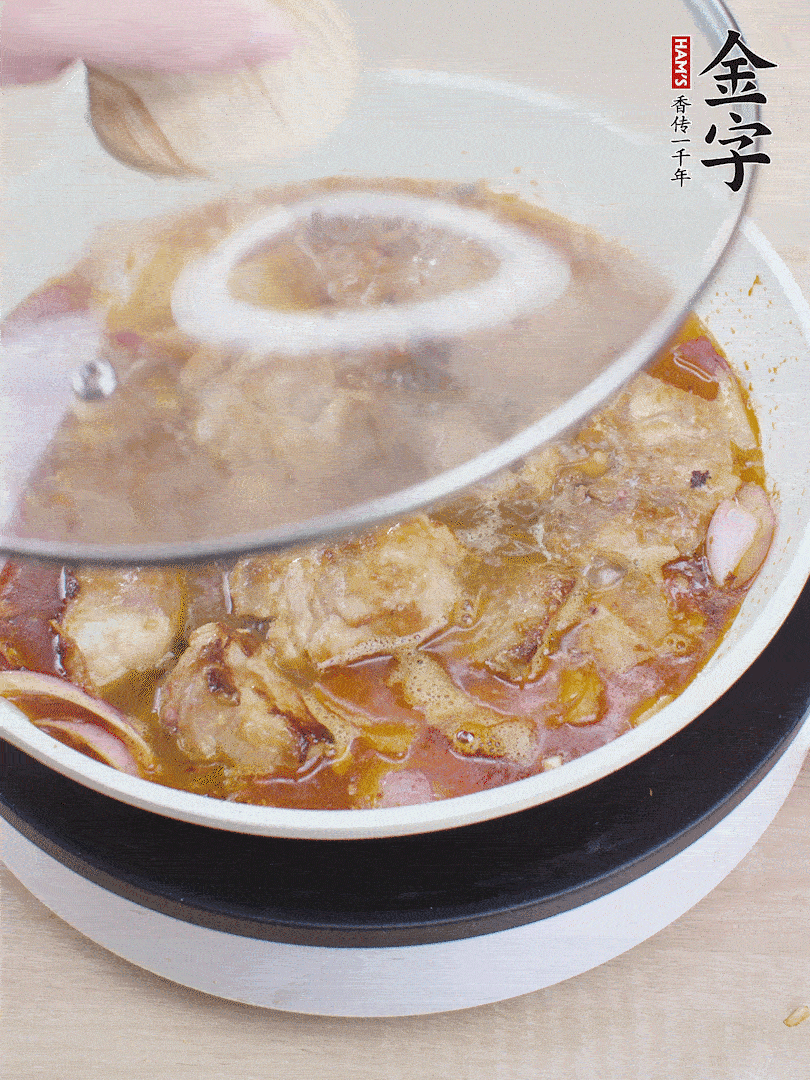 下小排翻炒，加1勺生抽、1點(diǎn)白砂糖和少許水燜2分鐘。