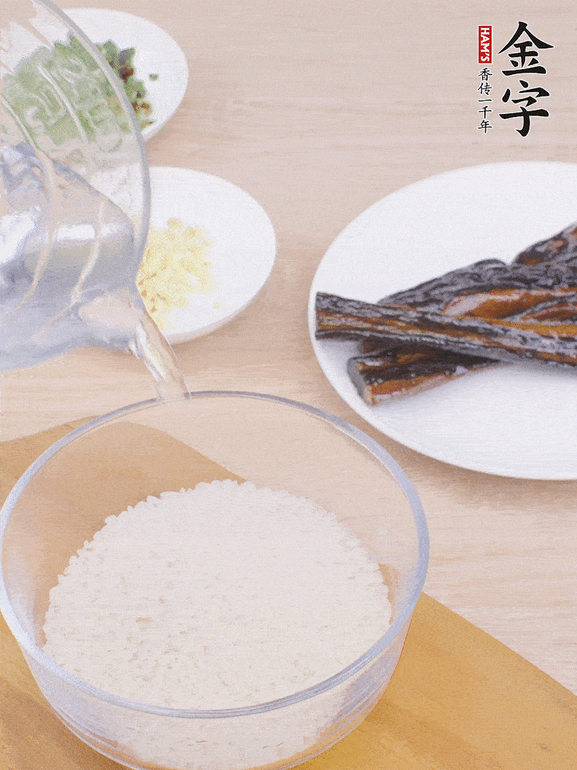 大米提前用清水浸泡1小時。