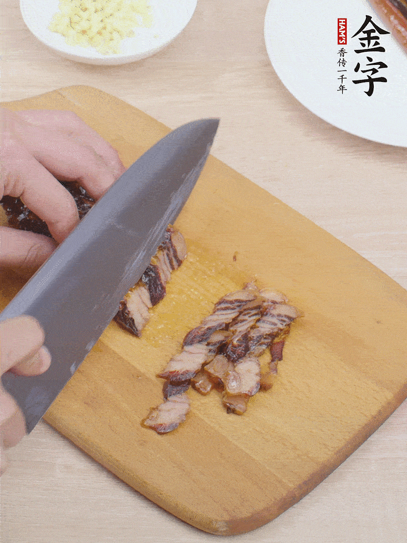 金字醬油肉切薄片。