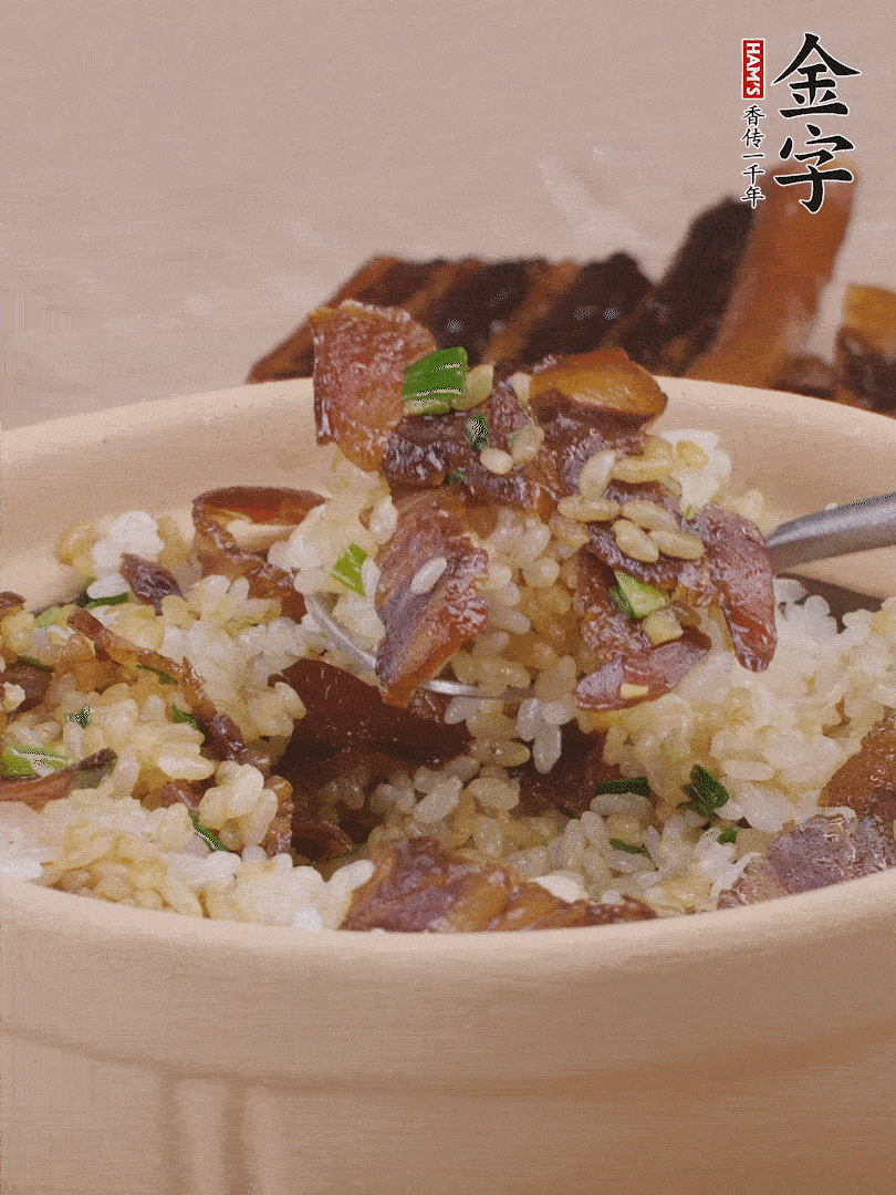 揭蓋后撒點蔥花裝飾，趁熱拌勻。