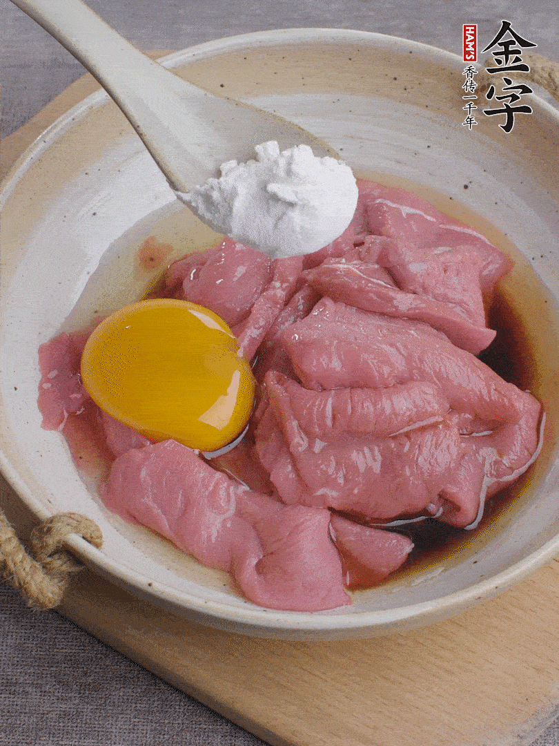 牛肉切片，雞蛋1個、水2勺、料酒1/2勺、生抽1/2勺、生粉1勺腌15分鐘。