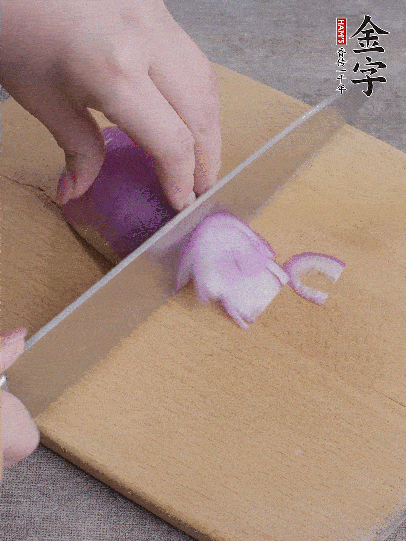 洋蔥切絲、蔥切段。