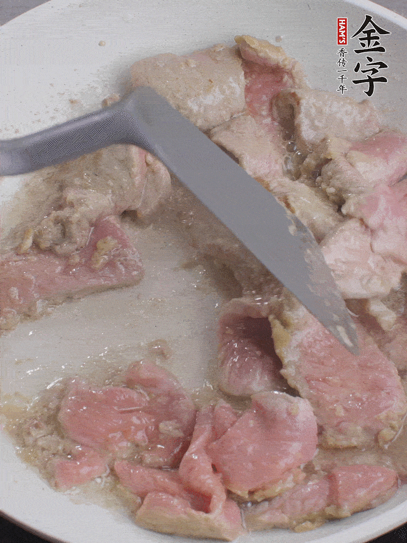 鍋中少油，下牛肉炒至變色。（盛出來）