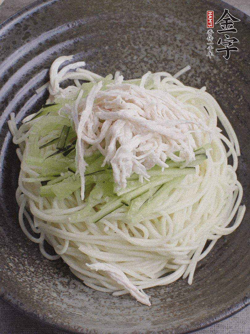 堿水面（熟）倒入大碗中，鋪上黃瓜絲、雞絲。