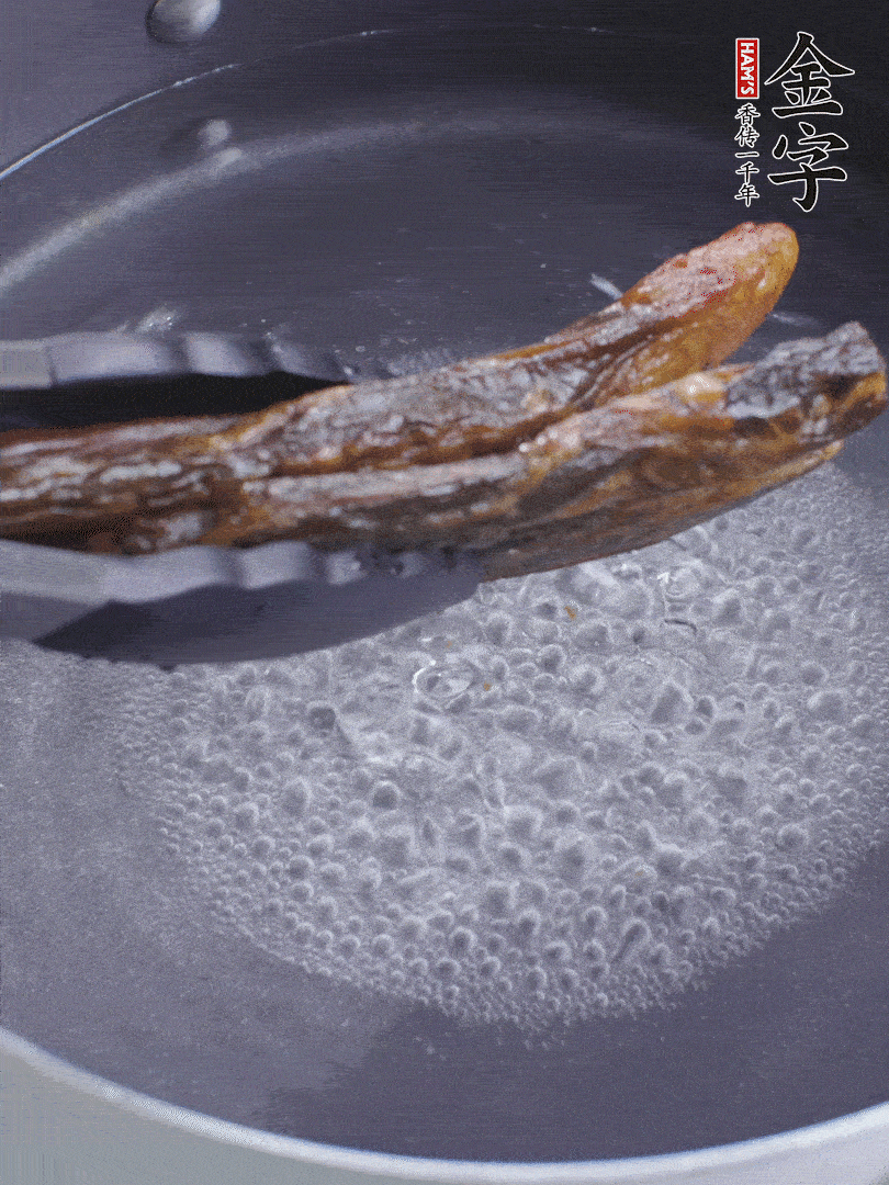 金字醬油肉水煮15分鐘，切薄片。