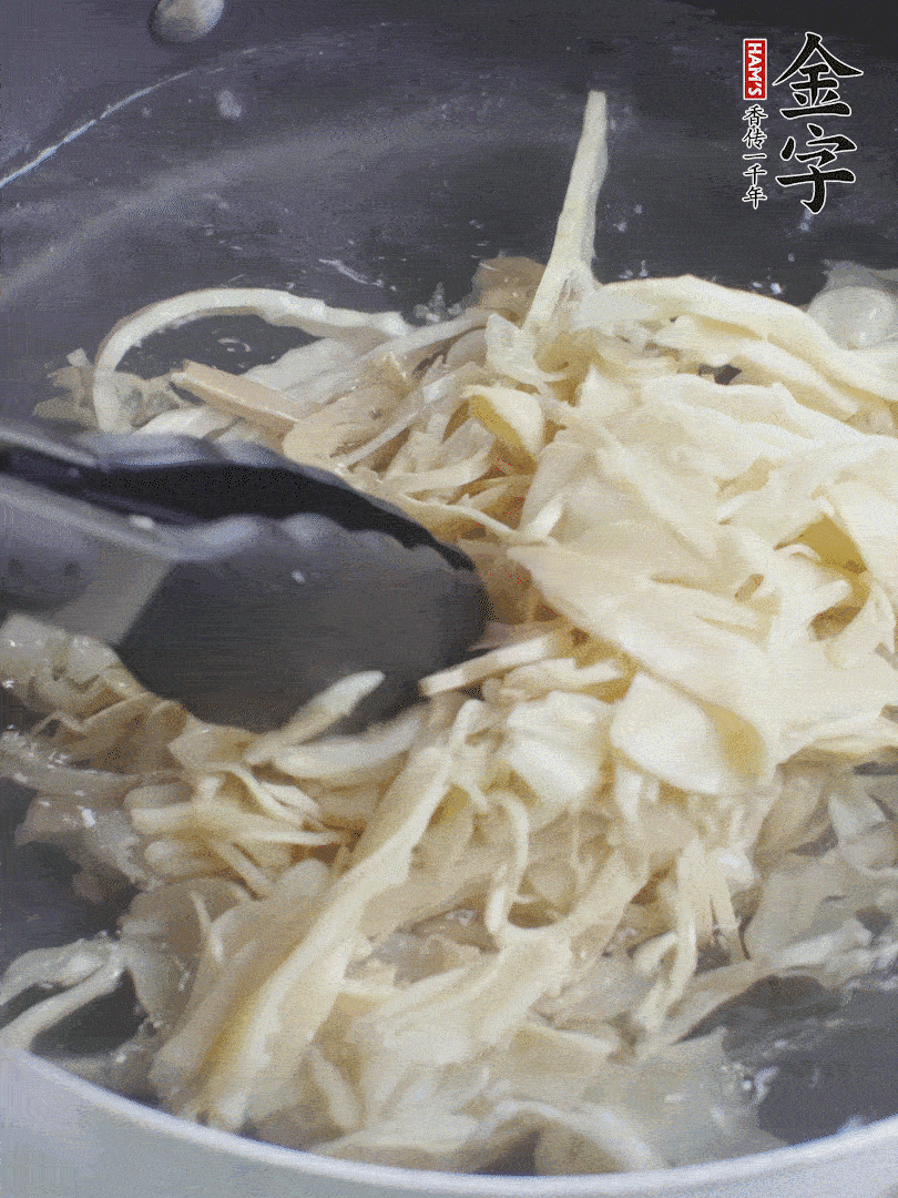 糯米筍焯水1分鐘，過涼水，擠干水份。