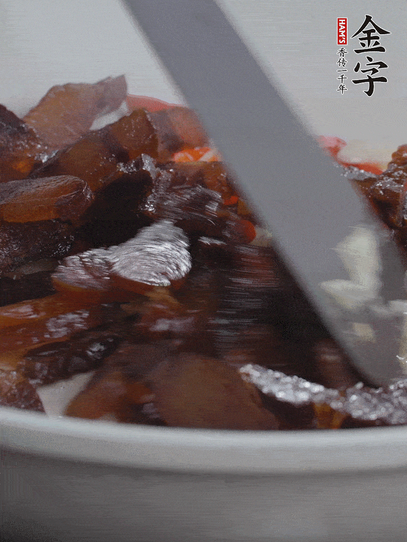 下醬油肉，煸出油脂。