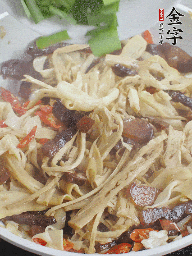 翻炒均勻，下蒜葉。