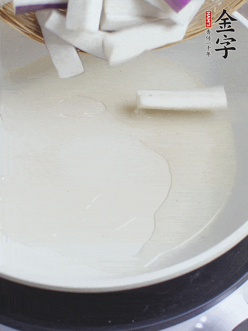 杭茄洗凈去蒂，縱向剖成4份，切成長(zhǎng)10cm左右的段。白洋蔥切絲?？谀⑾磧羧サ舯＜t椒切菱形片。
