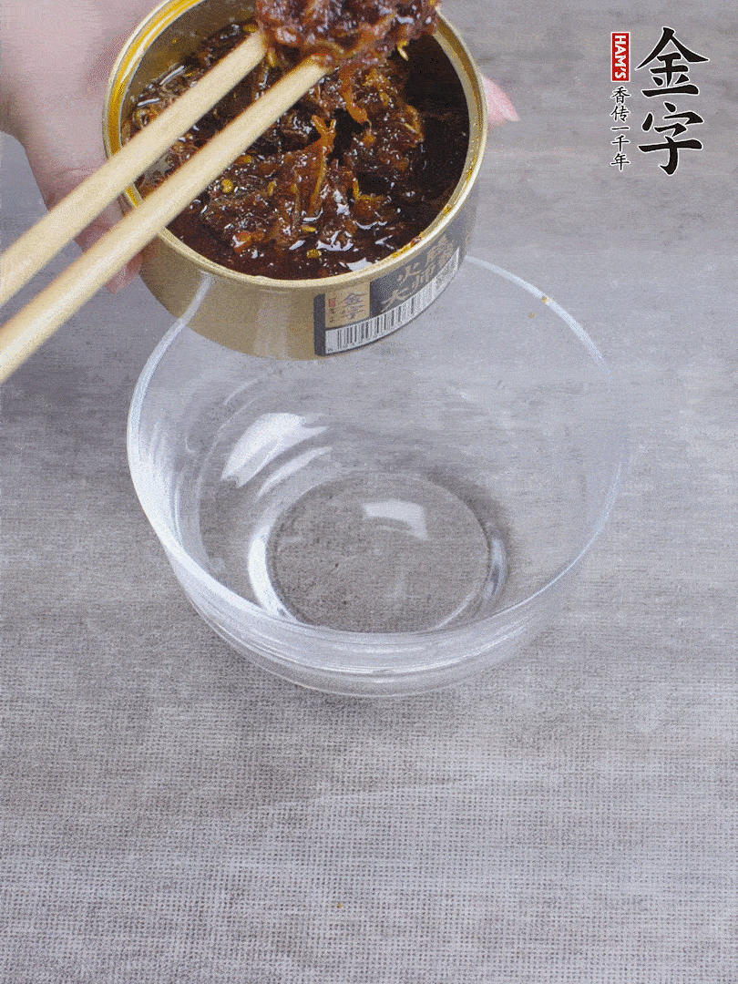 金字火腿大師醬2勺、醬油1勺、白砂糖1/2勺調(diào)勻。