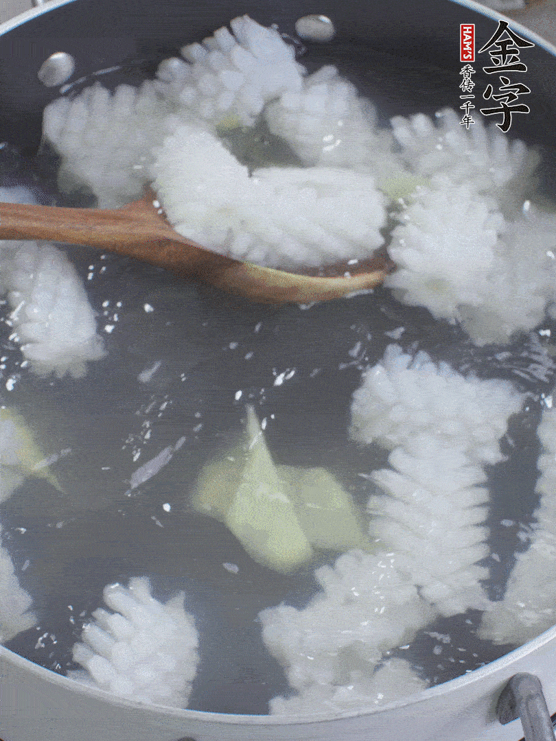 魷魚解凍后，加姜片、料酒汆燙30秒。