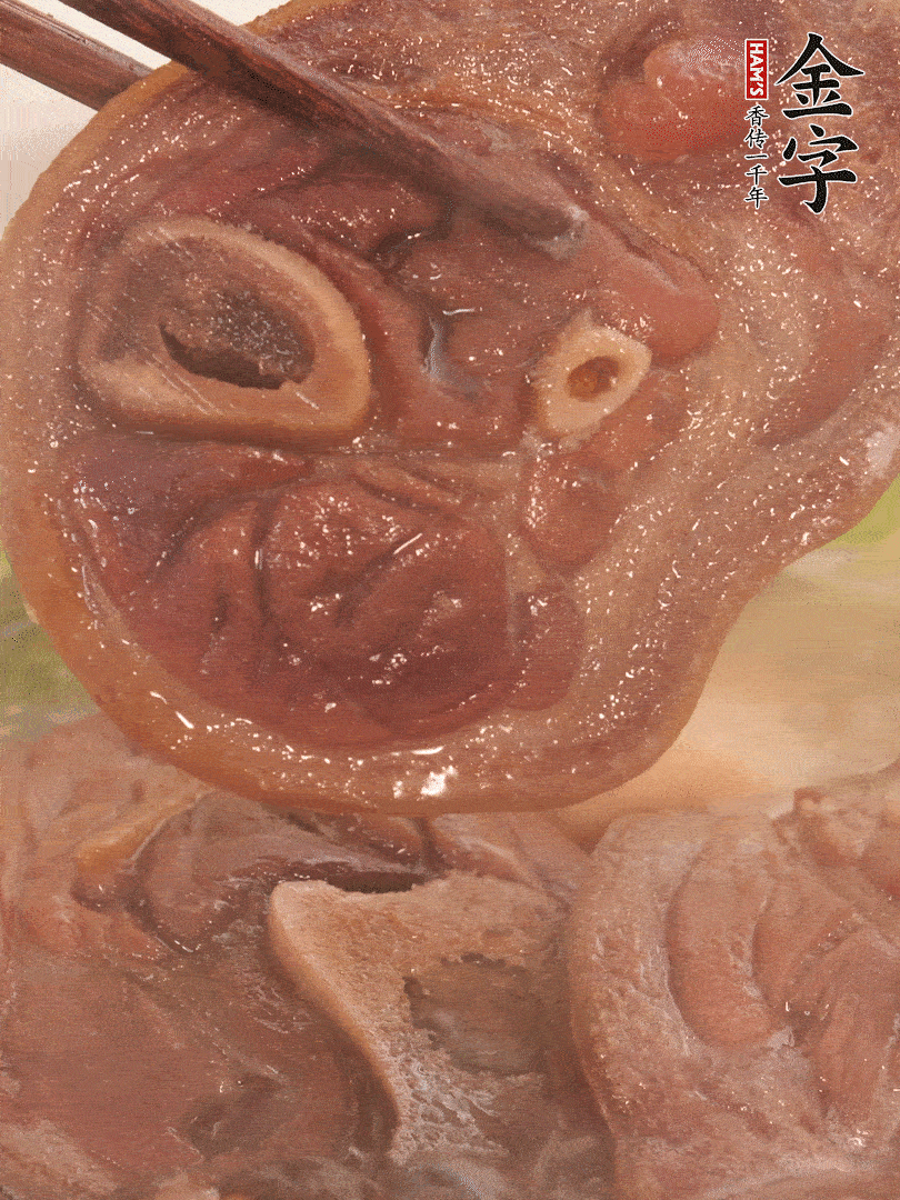 大火燒開后，調(diào)成小火燜煮30分鐘，煮至蓮藕軟糯。
