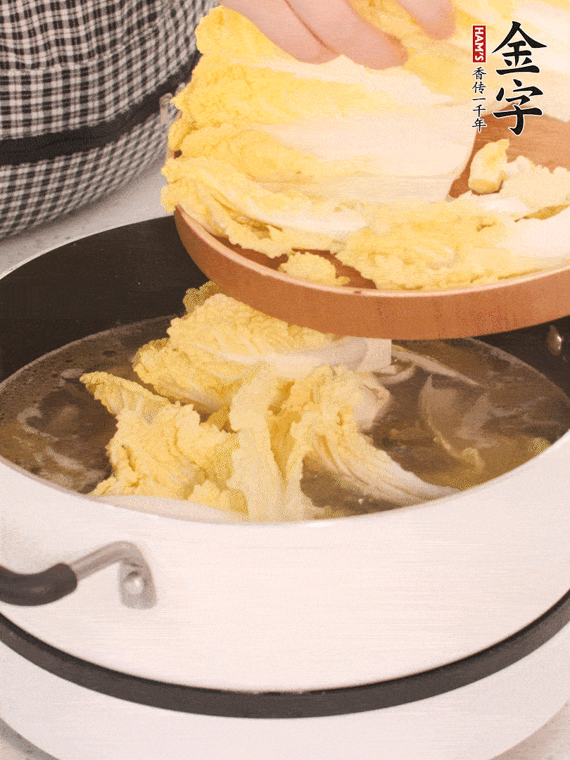 放入娃娃菜、金針菇再燉煮5分鐘。