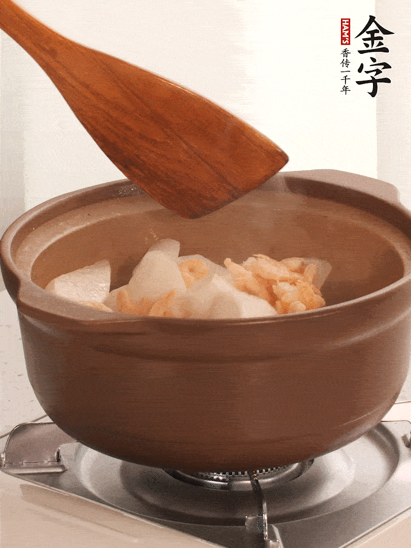 放白蘿卜、海米煸炒1-2分鐘，白蘿卜一定要先炒過再燉湯，香味更足。