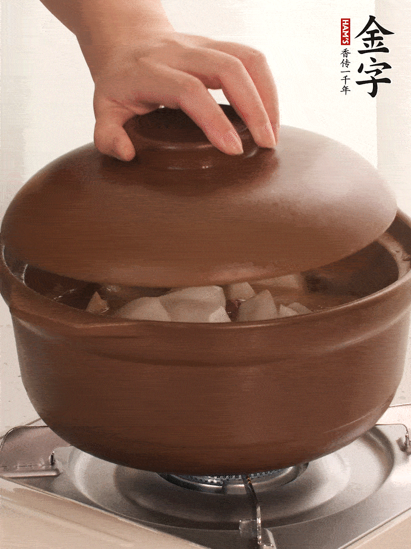 倒沒過食材的熱水，大火燒開。蓋上蓋子轉(zhuǎn)中小火，燉15-20分鐘。等蘿卜煮到喜歡的軟爛度就可以關(guān)火。