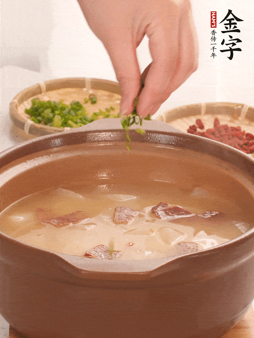 最后點綴點小蔥花、枸杞，增色提味。