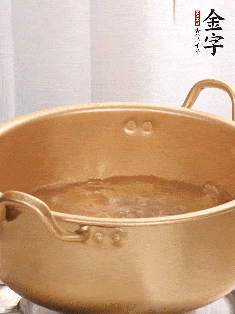 排骨加姜片、料酒，冷水下鍋焯水，撇去浮沫。