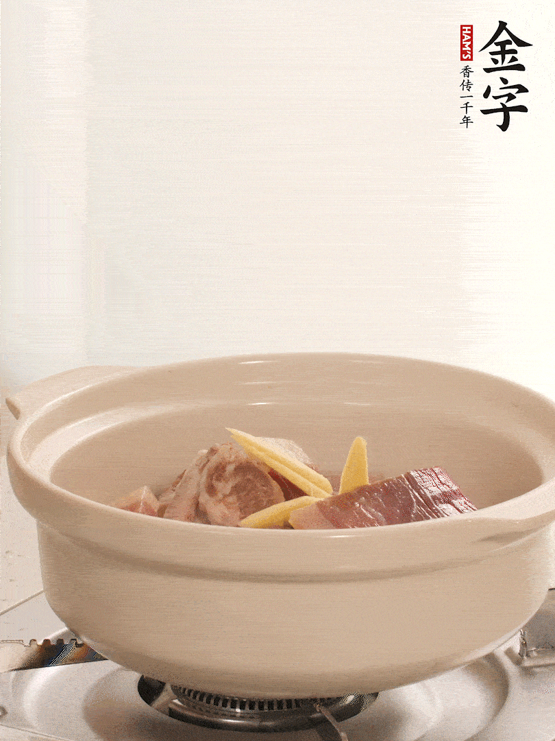 湯鍋放入排骨、火腿、姜，加適量水。煮開后轉(zhuǎn)小火燉40分鐘。