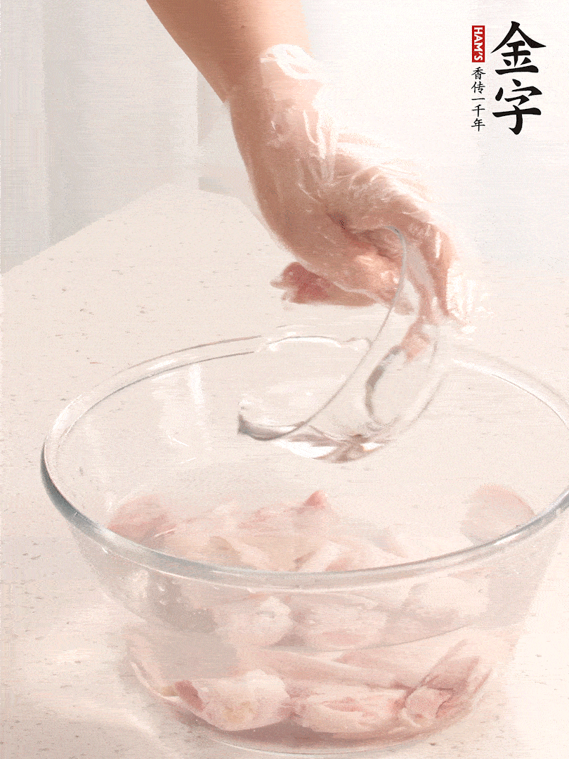 豬蹄除去雜毛、刮去油膩，斬成大塊，冷水浸泡半小時(shí)出血水，冷水下鍋，放入姜片、醋去腥，水燒開大約2分鐘，撈出。（白醋能夠讓豬蹄更白凈）