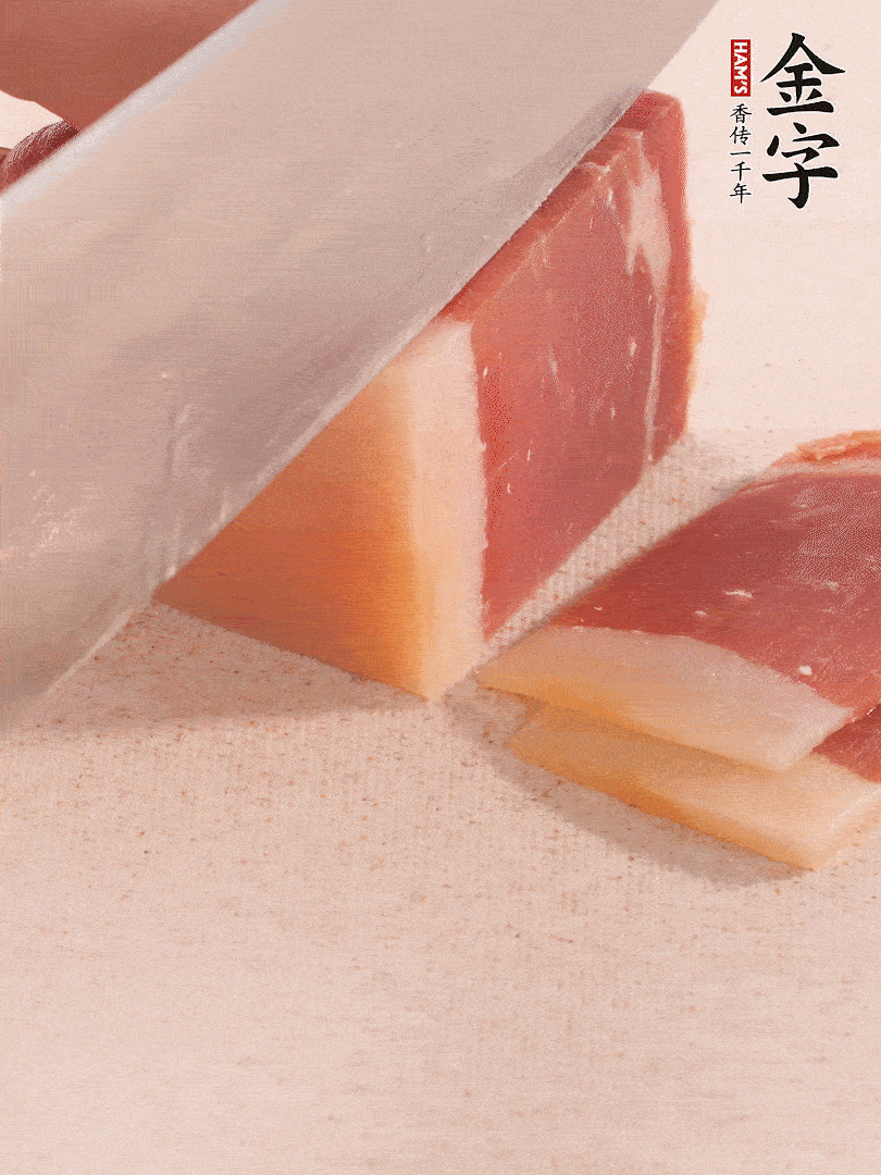 金字火腿切片，溫水浸泡5分鐘。